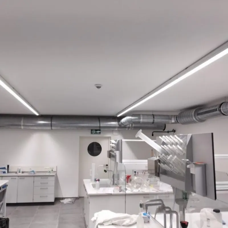 Labor von KVT Technik mit Arbeitsplätzen und LED-Leuchten