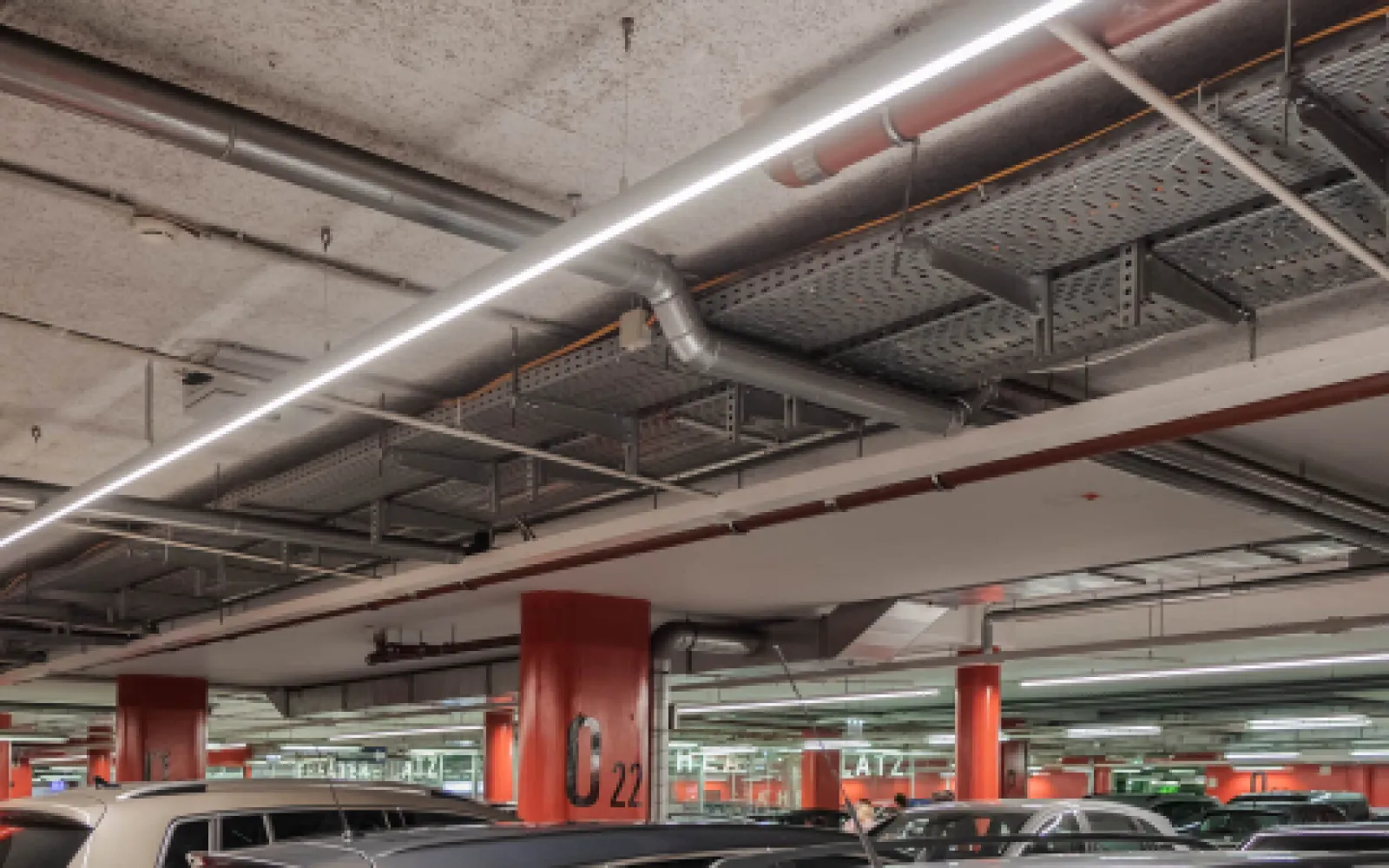 LED-Leuchten an der Decke einer Tiefgarage