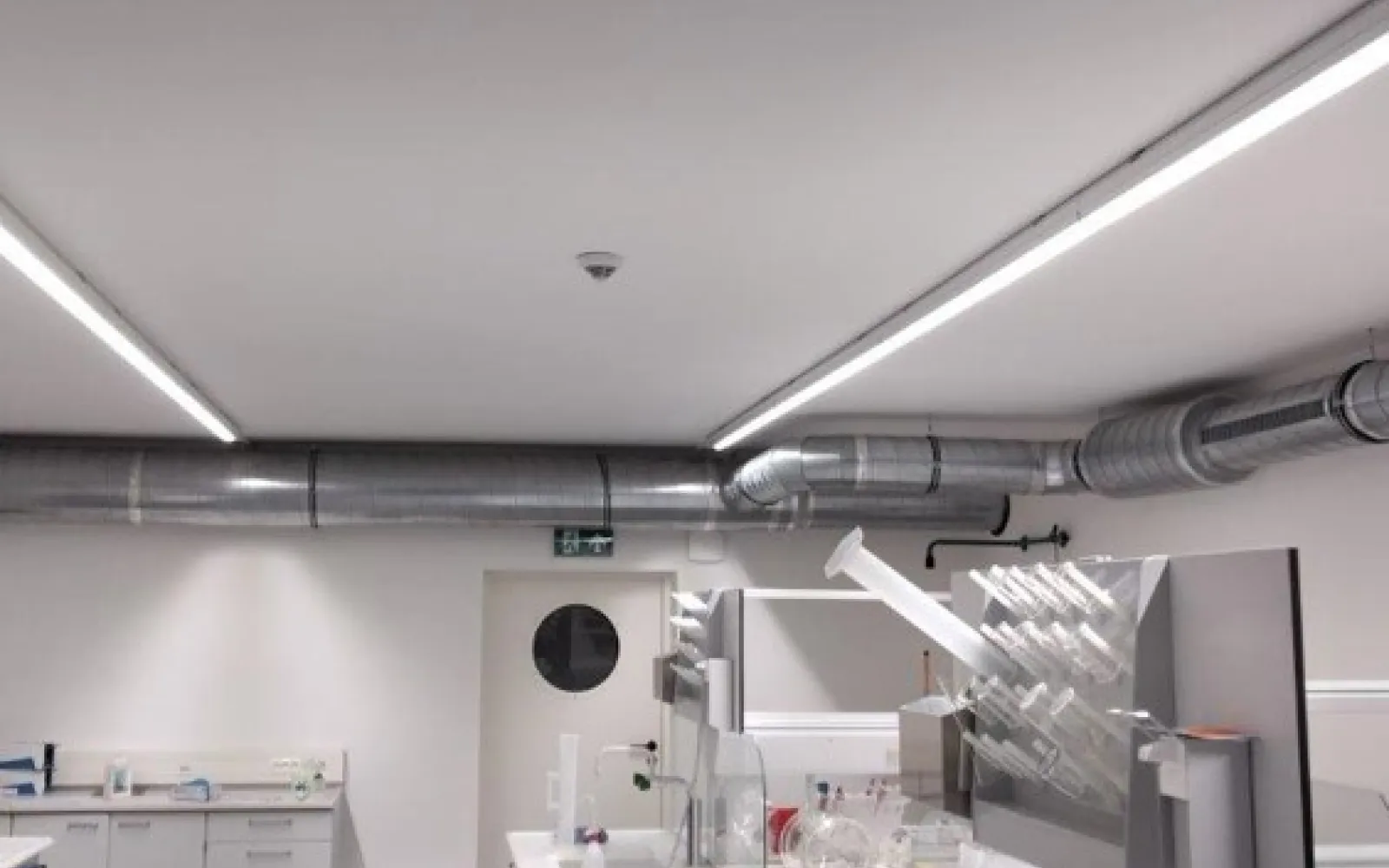 Labor von KVT Technik mit Arbeitsplätzen und LED-Leuchten