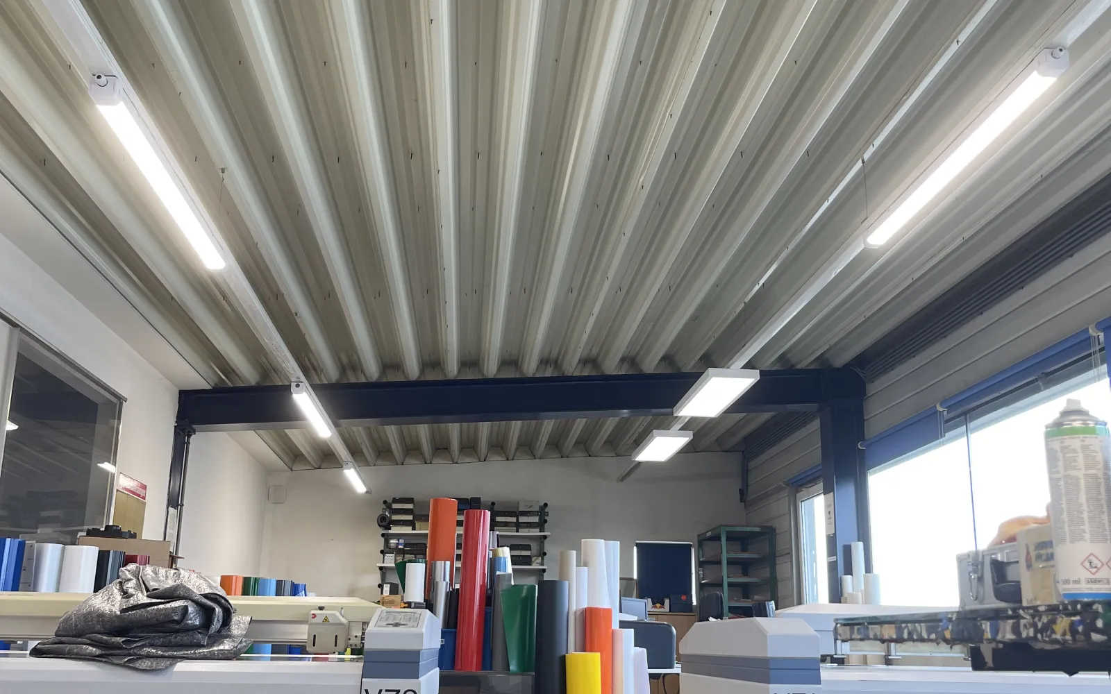 Plotter und Folienrollen in der Alpenländischen Schilderfabrik