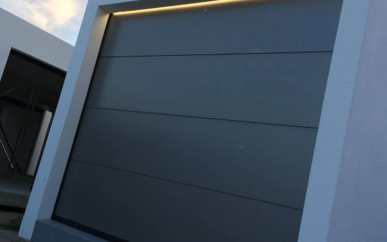 Garagentor eines Wohnhauses mit LED-Lichtfuge