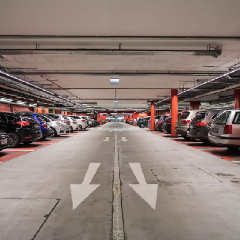 Stellplätze einer Tiefgarage mit LED-Beleuchtung