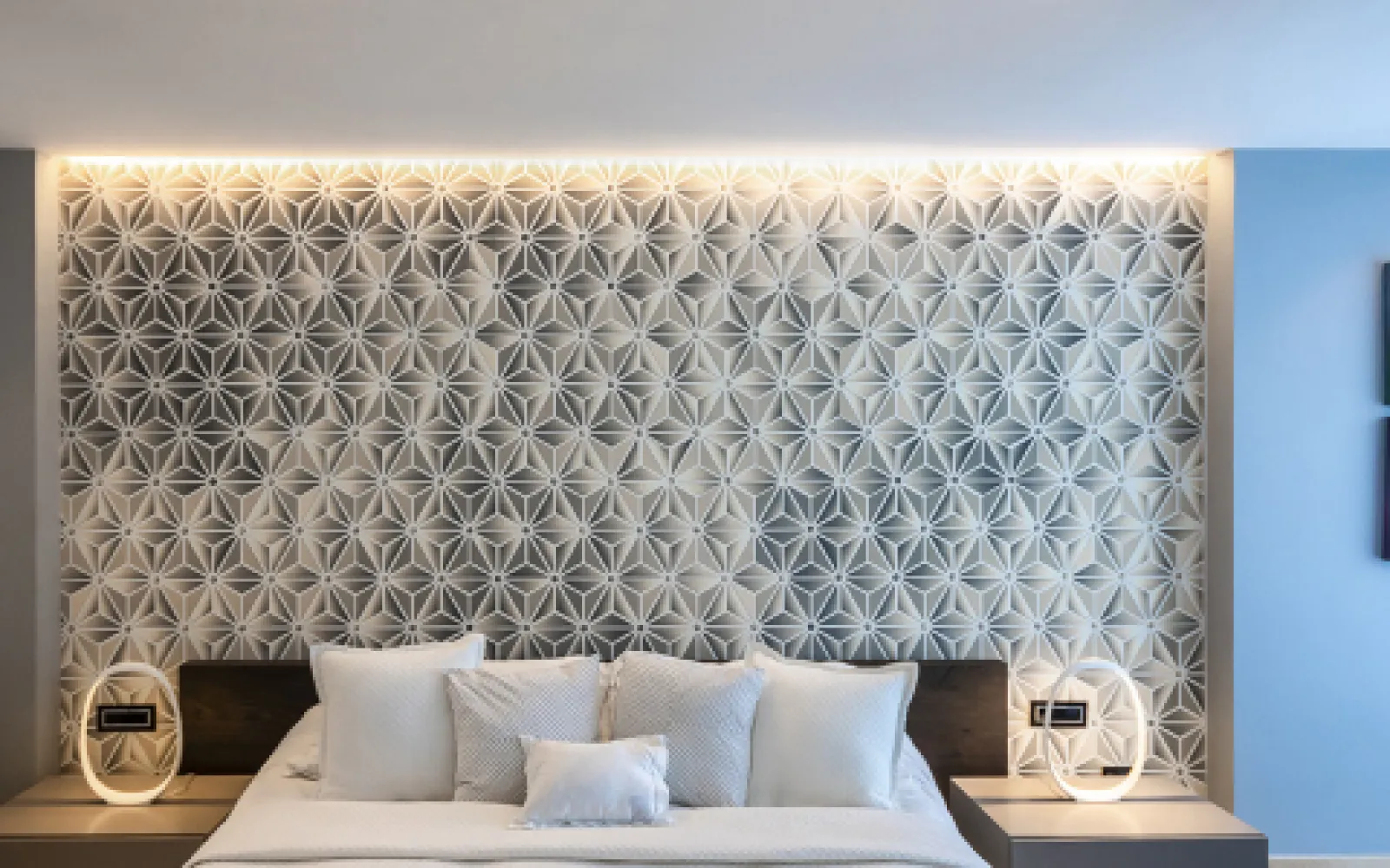Schlafzimmer eines Wohnhauses mit LED-Deckenleuchte