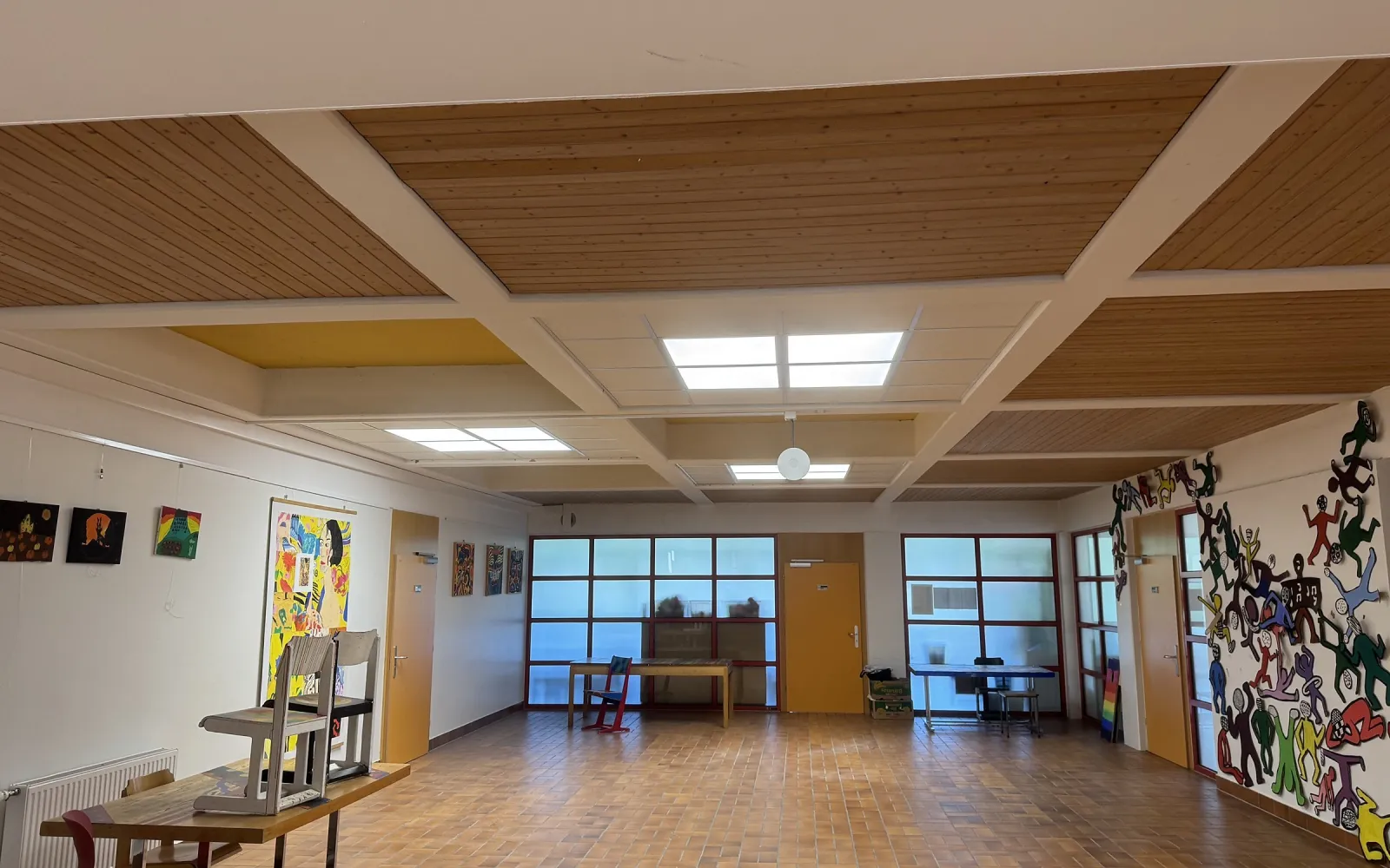 Aufenthaltsraum der MS Passail mit Holzdecke und LED-Leuchten