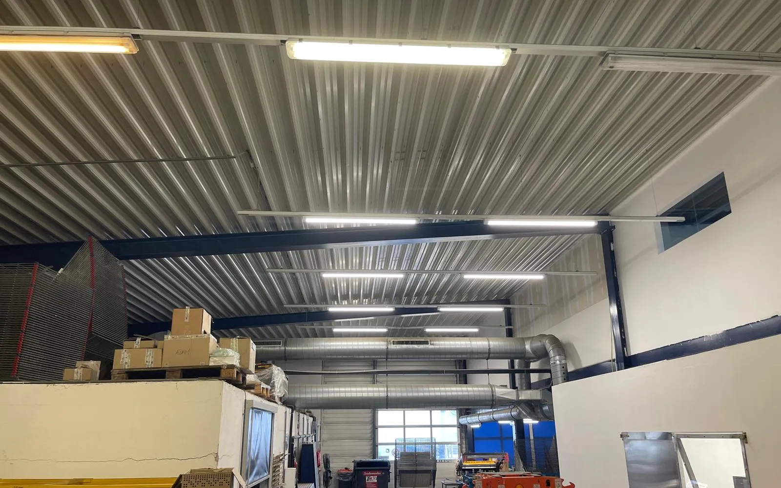 Produktionshalle der Schilderfabrik mit Lüftung und LED-Leuchten