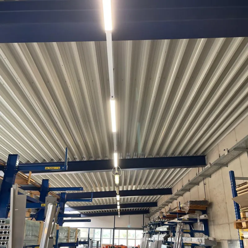 Lagerregale der Schilderfabrik unter einer LED-Lichtleiste