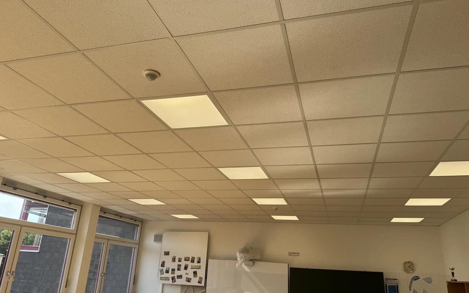 Klassenzimmer der MS Passail mit Tafel und LED-Decke
