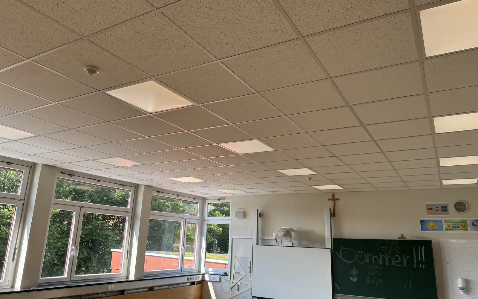 Klassenzimmer der MS Passail mit Fensterfront und LED-Decke