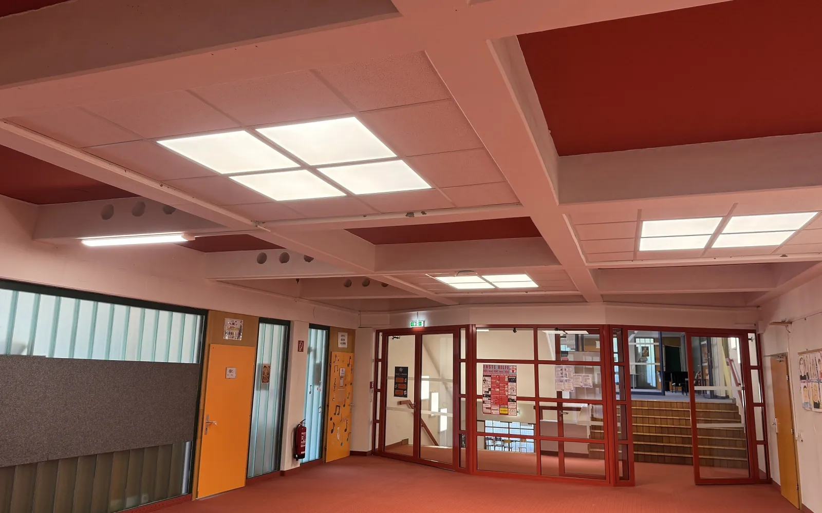 Farbiger Gang der MS Passail mit LED-Deckenleuchten