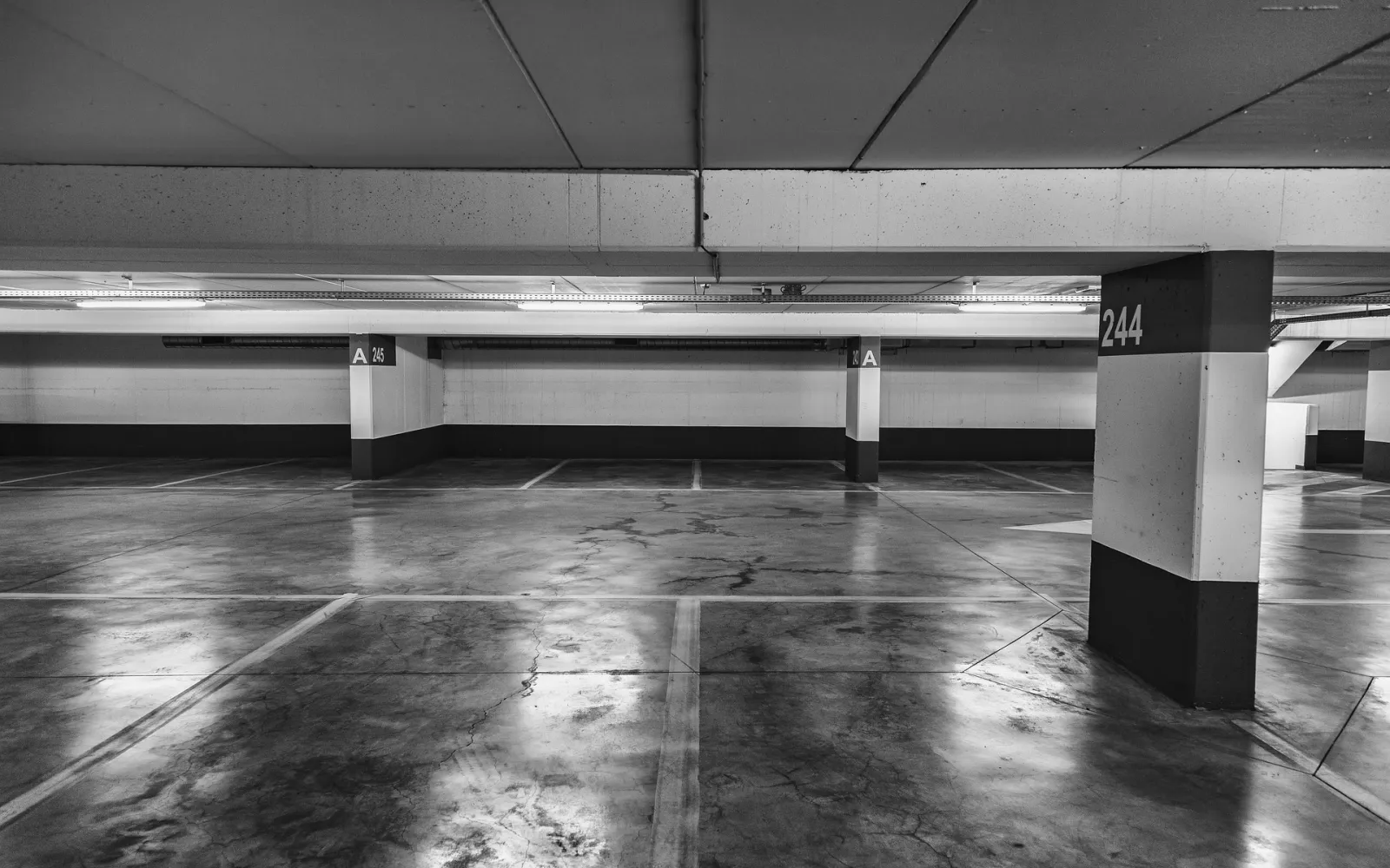 Leere Parkebene einer Tiefgarage