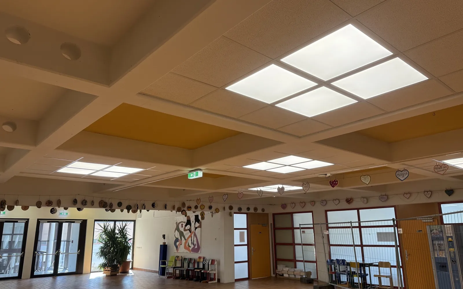 Raum der MS Passail mit Holzdecke und LED-Deckenpanels