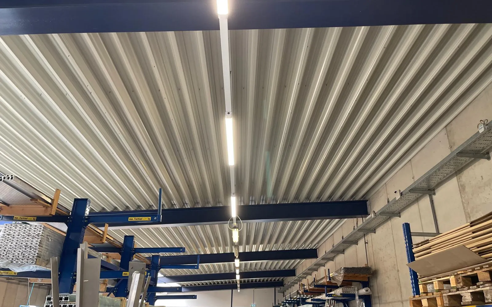 Lagerregale der Schilderfabrik unter einer LED-Lichtleiste