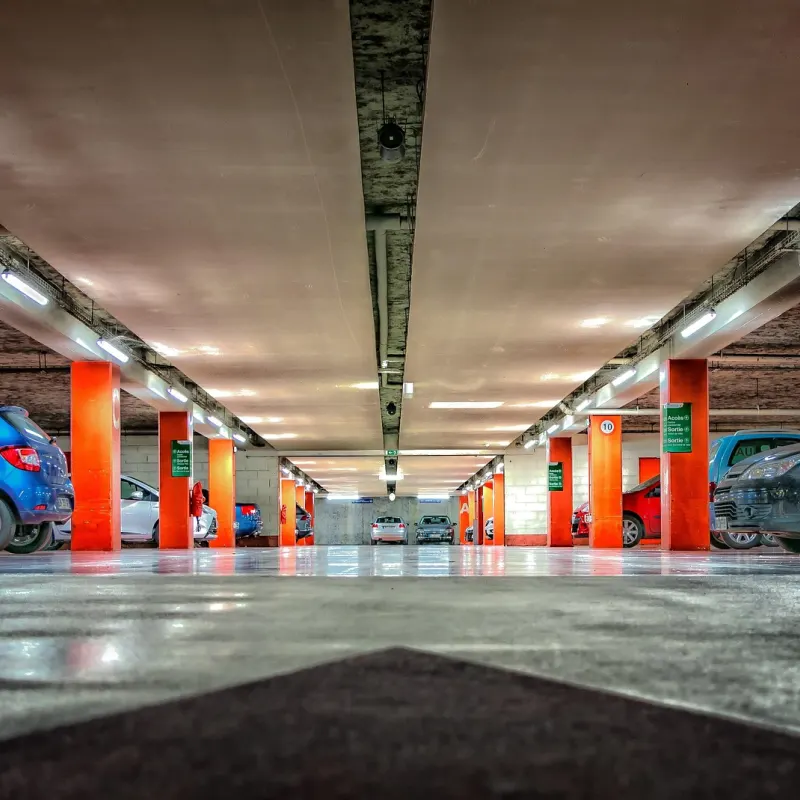 Tiefgarage mit orangen Säulen und LED-Leuchten