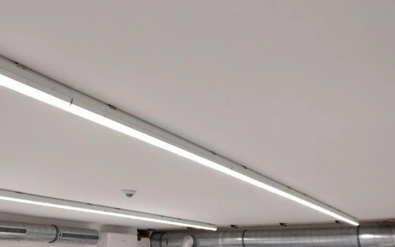 Labordecke von KVT Technik mit LED-Langfeldleuchten